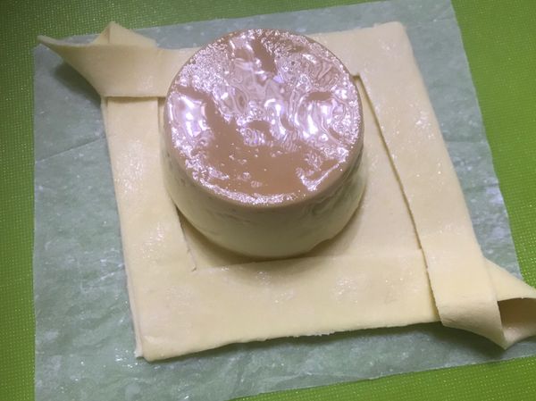 把義美布丁脫模後
放到中間

布丁底部的焦糖液不要倒進去喔！

就上圖這樣直接放入氣炸鍋