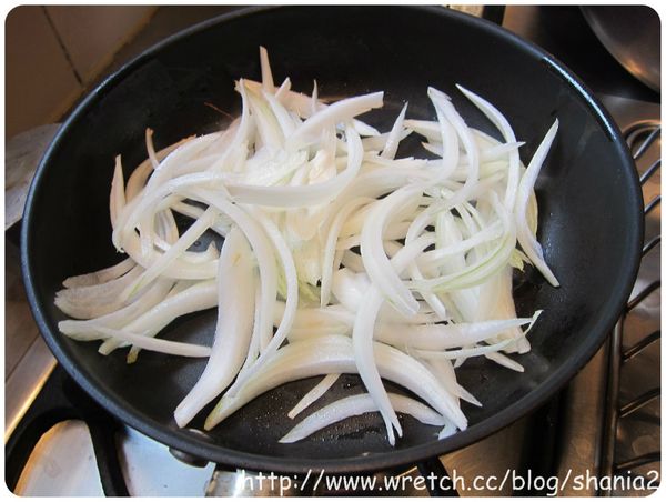 將切絲的洋蔥, 翻炒至半透明狀態後, 取一半出來.