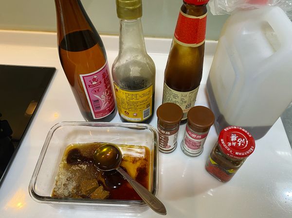 準備醬汁
將醬料類的調料全部加入容器或是夾鏈袋
攪拌均勻