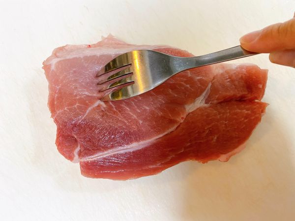全聯購買的五花肉用鬆肉器戳洞（若沒做鬆肉器可用叉子）
鬆肉器戳洞可幫助醬汁吸收更入味