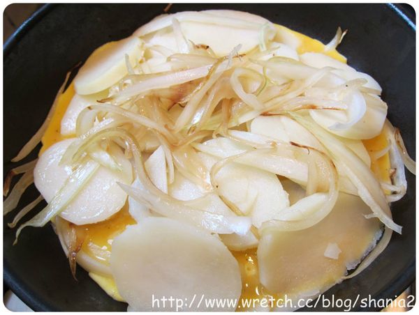 先倒入一半蛋汁, 之後鋪上已經蒸好的馬鈴薯片, 以及另一半的洋蔥