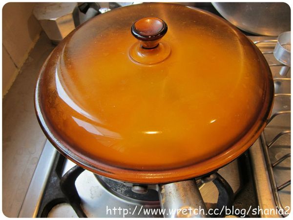 倒入剩餘的蛋液, 鋪上一點點菠菜葉子. 並蓋上蓋子轉小火烘8-10分鐘, 如果可以的話翻面後繼續煎2-4分鐘.