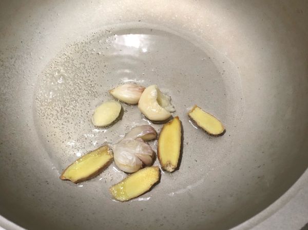 起一油鍋，先將薑蒜爆香。