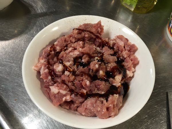 燜煮瓠瓜時，將絞肉加入調味料後拌勻直至有黏性。