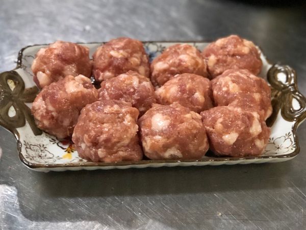 將調味好的絞肉捏成肉丸子。