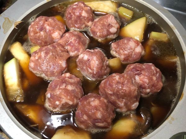 加入肉丸子，並視情況增減水量，繼續燜煮。