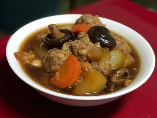 大概再燜煮15-20分鐘，肉丸子都熟透且入味即可盛盤上桌囉。