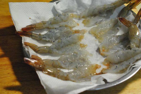 白蝦十隻,去頭去殼留最後一截蝦尾殼不去.去泥腸,並剖半.