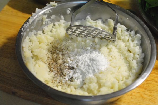 趁熱壓成泥後,加入塩,黑胡椒粒及二匙玉米粉.