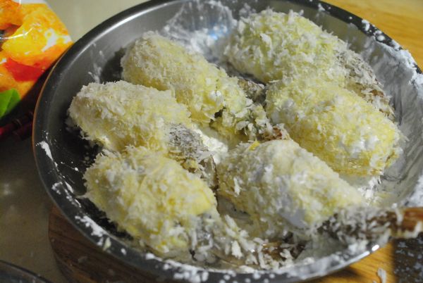 依續沾玉米粉(或麵粉)-->蛋液-->麵包粉.然後靜置一下.