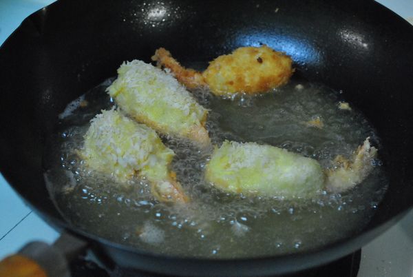 準備炸油.油溫熱後放入麵包蝦.炸至上色,確認蝦熟後即可出鍋.