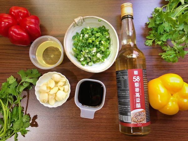 青蔥切末 ；蒜頭拍扁去除外膜