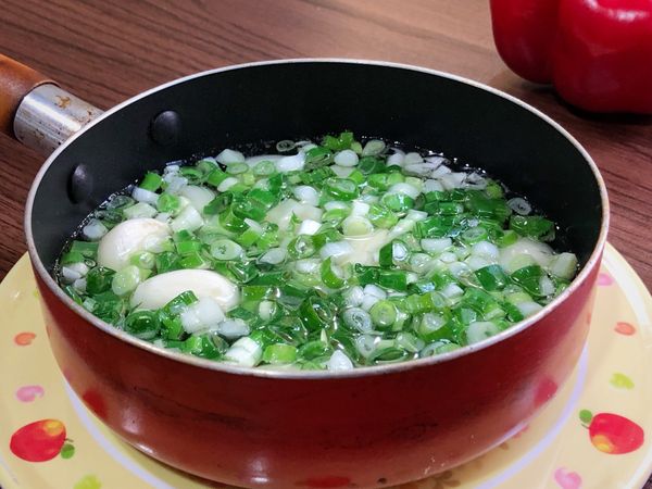 2. 取一小鍋 倒入油、蔥末及蒜瓣，小小火加熱煮至蔥變軟
