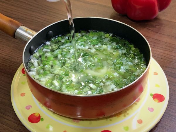 倒入高梁醋及醬油煮至冒小泡