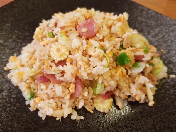 炒飯的過程是一連貫的，我在炒青菜，下白飯時忘了拍照了😳，但按著步驟還有細節準沒錯，
飯下入後要用推鍋方式不能壓飯喔，能用一手輕晃鍋就更完美了，火若太大，飯就會巴鍋，就會有點黏呼呼了，將所有料及醬汁炒入飯中，香氣熱氣出來後最後一步就可加入蔥珠撒塩調味，好吃又粒粒分明的蛋炒飯就完成囉，你也快試試看吧。