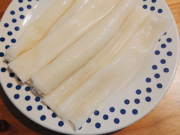 自製河粉
所有材料混合均勻後過篩，確認沒有顆粒殘留。
起水鍋，找大小適合水鍋的平底烘焙盤，倒入少量麵糊，中大火蒸兩分鐘。
盤子上抹少量油，用湯匙幫忙將河粉皮小心挑起後兩面抹油捲起備用。
重複步驟到麵糊用完