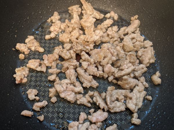 豬絞肉下鍋炒，炒到豬肉的香氣都出來，加入糖，上色後加入米酒。
📌生肉會有豬腥味，一定要炒到香在開始加入調味料！