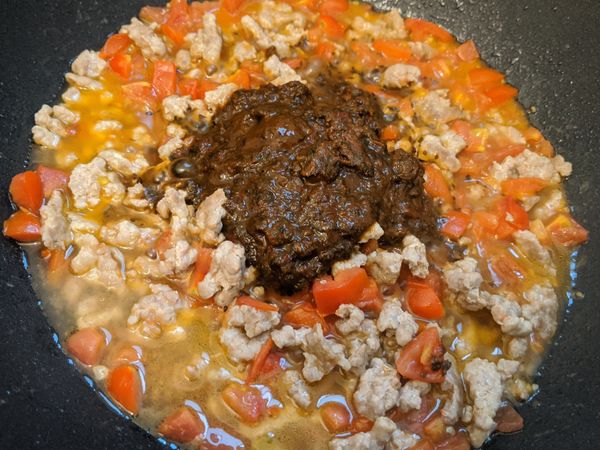 加入醬包在煮10分鐘，完成~

可依照自己的喜好調整醬濃度，我喜歡有醬汁可以淋在飯上，所以水分會加多一點。