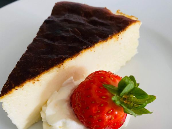 最重要的步驟）取一張烤盤紙，把烤盤紙揉皺，
舖到一個八吋圓模中，揉皺的烤盤紙可以更服貼於模型，
烤箱預熱10分鐘，180攝氏度，烤40分鐘