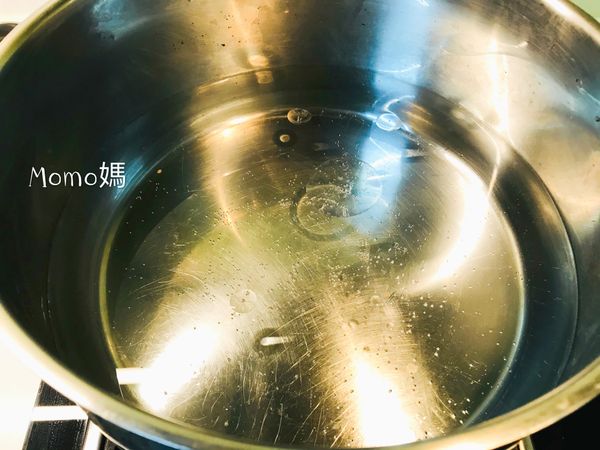 （讓地瓜葉翠綠小秘訣）
煮開的滾水中加入半茶匙的醋和沙拉油
這樣煮過的地瓜葉能維持翠綠的葉面.色澤也會帶點油亮
地瓜葉水煮2-3分鐘.
可以依照個人喜歡的口感來調整時間.喜歡吃較軟爛的煮4-5分鐘