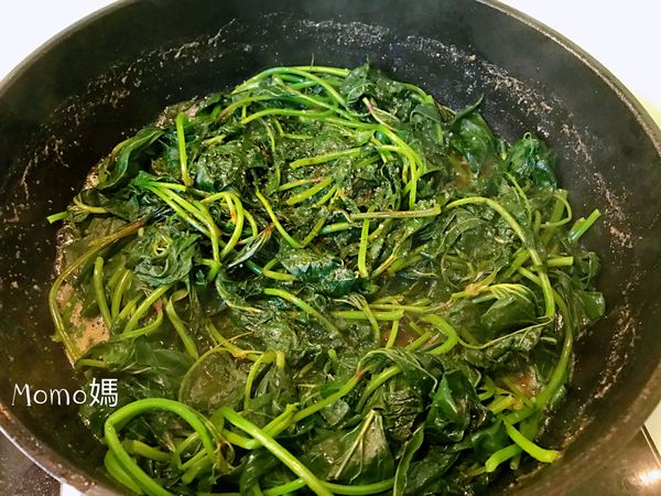 油入鍋加入蒜末.爆香
再加入燙過的地瓜葉