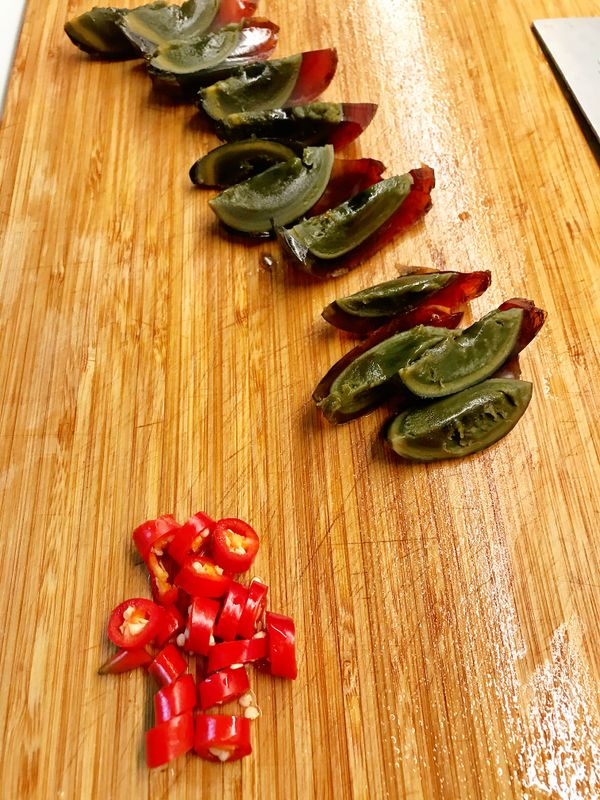 皮蛋煮6分鐘.讓皮蛋蛋黃凝固
喜歡炒出來的地瓜葉更濃稠的混和皮蛋風味.可以不用煮皮蛋
讓皮蛋蛋黃的蛋液和地瓜葉在拌炒時.混合