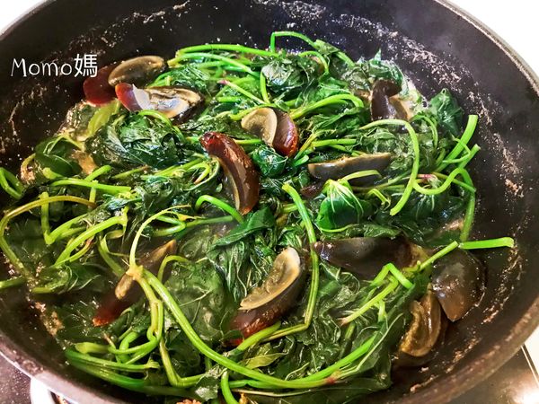 加入皮蛋
和蠔油跟糖拌勻