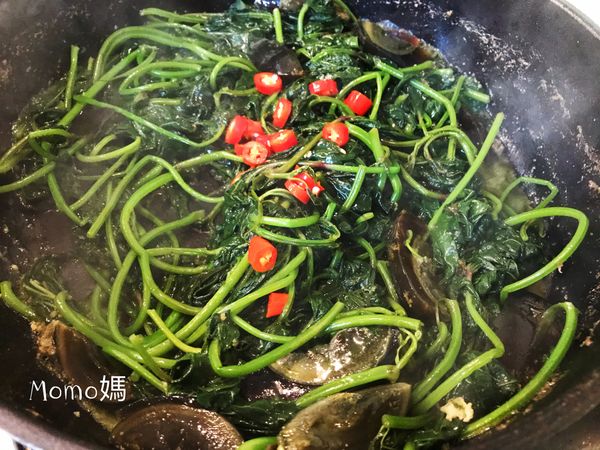 最後起鍋前加入辣椒末
(喜歡吃辣的.再一開始爆香蒜瓣時.
就可以加辣椒一起爆香.)