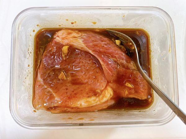 將肉放入保鮮盒，稍微用手按摩一下肉
再放入冰箱
需要冰至少12小時以上才會入味喔！