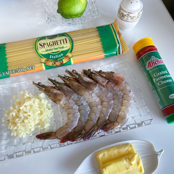 將蝦蝦🦐剝殼後置於一旁。