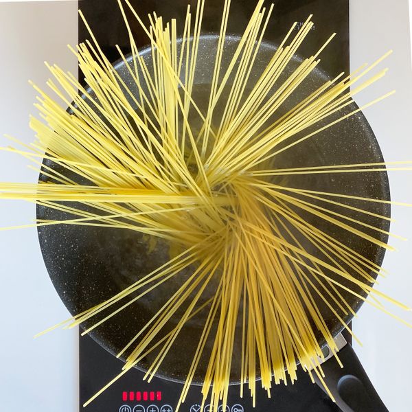 準備一只鍋，將水燒開直至沸騰，撒點鹽，下麵煮熟，煮約10分鐘後瀝水。