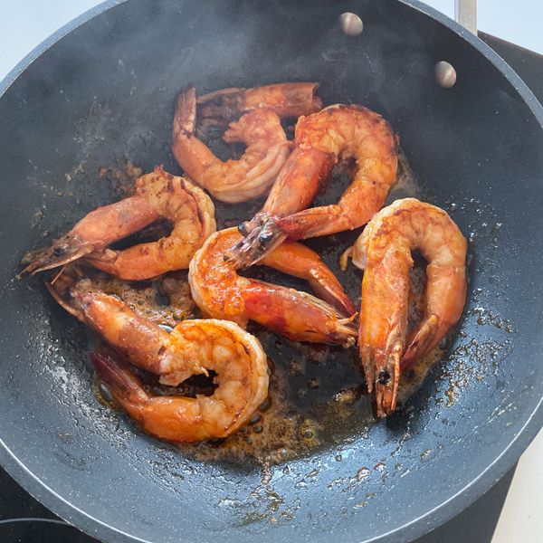 待蝦煎熟後放置一旁。