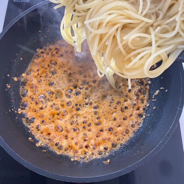 將剛剛⓸炸蝦的平底鍋，加入3湯匙食用油，然後將蒜末炒香，之後加入胡椒粉調味。
於鍋內加入⓶煮好的麵&amp;一點點白開水。待麵完全吸收醬汁後就完成了。