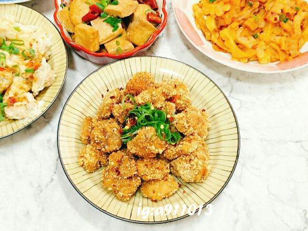💟備料﻿
豆腐乳用湯匙壓成泥後加入其他醃料調勻。
雞胸肉先用器具在表面戳數個洞再切成大小盡量一致的塊狀，加入醃料抓醃，至少醃漬1個小時。﻿
醃漬好的雞胸肉先加入玉米粉抓勻，再裹上地瓜粉，靜置等待返潮，下鍋油炸時才不會掉粉。﻿
👉先裹上玉米粉或太白粉再裹地瓜粉，可以防止炸好的炸物變軟。﻿