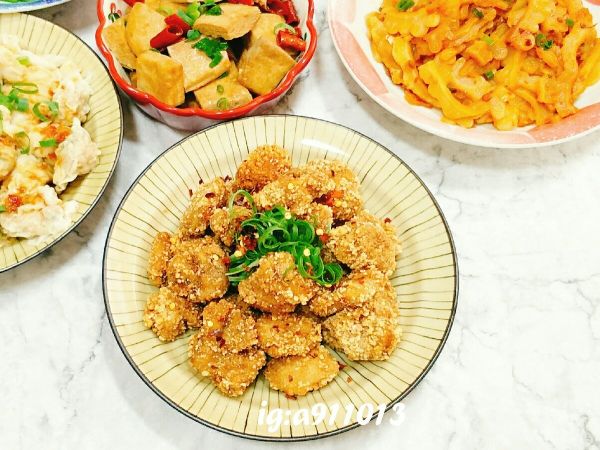 💟作法﻿
一、（炸熟）﻿
取耐熱小鍋，倒入耐高溫的食用油，加熱至170度，中火，雞肉一塊一塊下鍋炸至金黃，起鍋勿重疊放置。﻿
二、（炸酥、逼油）﻿
將油溫升高至190度，雞肉回鍋炸約10秒即可。