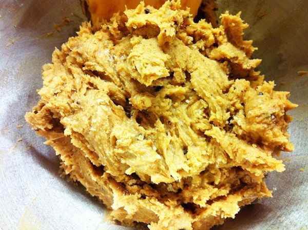 再將過篩的粉類分兩次加入攪拌均勻,使用刮刀與盆底磨擦按壓方式混合成糰狀.