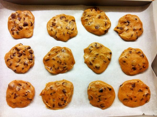 用手直接將小麵糰壓扁.