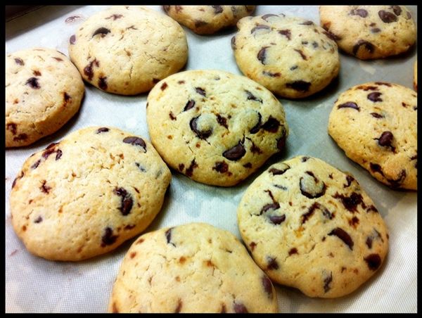 烤好移出到鐵架上放涼,或是趁熱軟軟的吃唷~