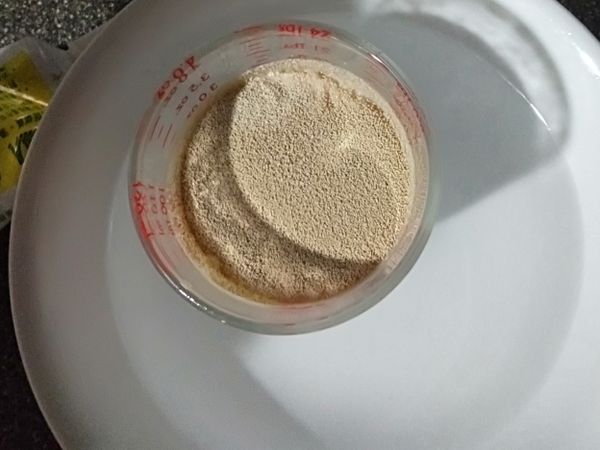 牛奶加入酵母粉，攪拌一下