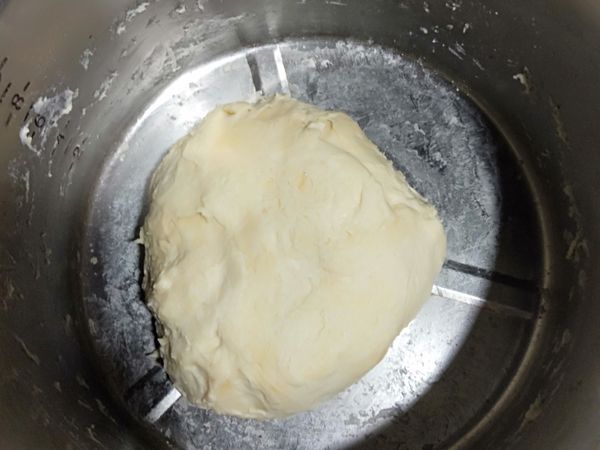 糖，鹽，油到入高筋麵粉攪拌均勻，最後倒入酵母液，用手揉至麵團不會黏手