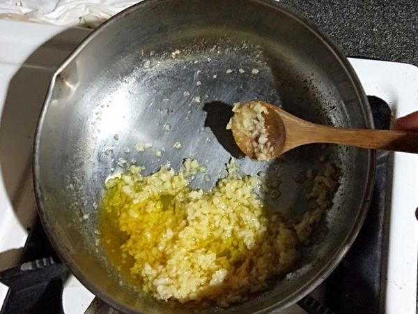 無鹽奶油用最小火加熱至融化，然後加入大蒜，炒2-4分鐘不要炒焦哦