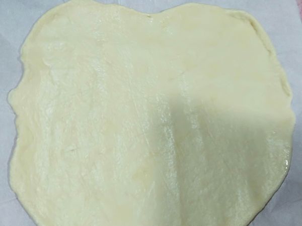 發酵好的麵團分成四等分，桿圓，大小，比手掌大一點