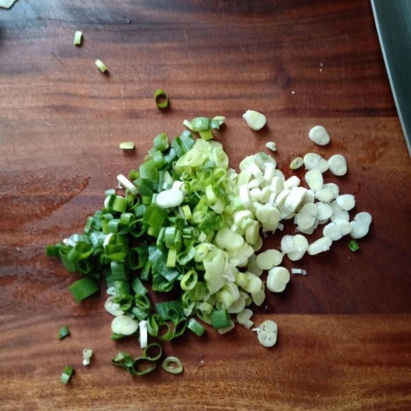 韓式辣醬加入醬油 香油拌開