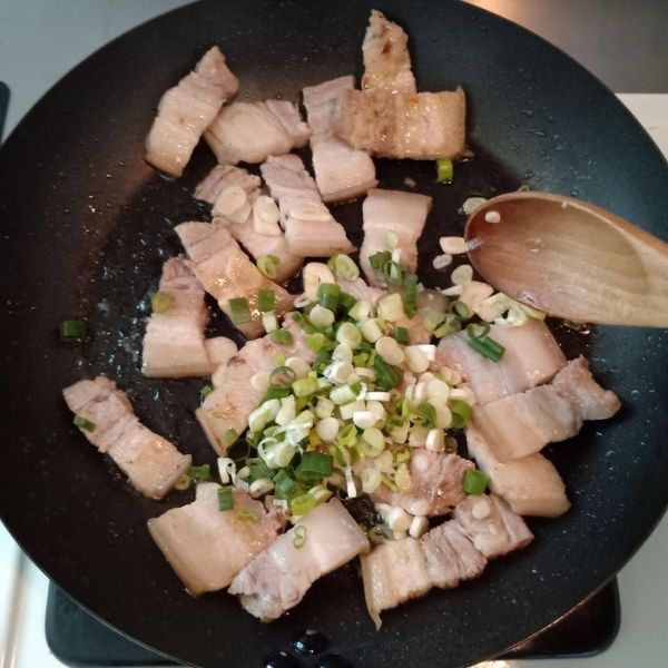 加入蔥花蒜頭炒香