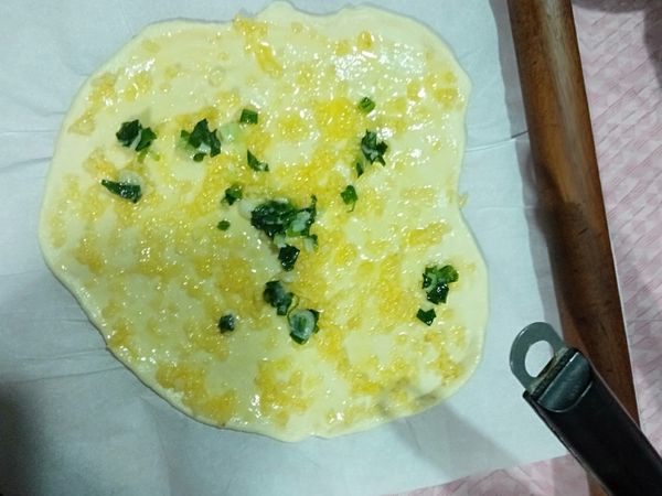 三層都塗上蒜醬，蔥花可不加