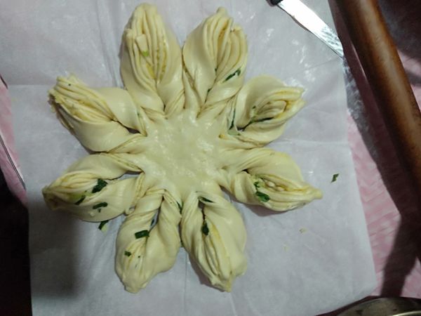 在從每一等分中間切一刀，比第一輪的長（16等分），拿起兩份，左手逆時，右手順時，轉兩圈，重複8次