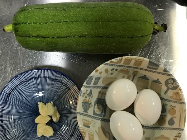 準備食材
1.絲瓜一條
2.大蒜4-5顆
3.雞蛋3顆