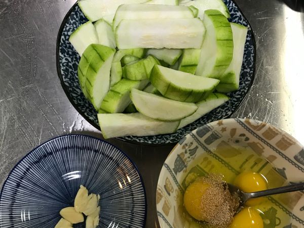 食材備料
1.絲瓜切條狀
2.大蒜拍開
3.雞蛋打散加上1大匙的鰹魚粉
