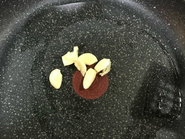 加入大蒜爆香