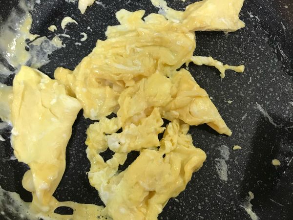 將蛋液用鍋鏟輕輕的上下滑動
半熟蛋成入碗中